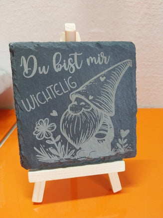 Schieferplatte 10x10 mit Wichtel, Lasergravur " Du bist mir Wichtelig" inkl. Ständer (Kopie) - B&B Shop - 2000 Stockerau