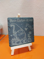 Schieferplatte 10x10 mit Wichtel, Lasergravur " Mein Garten ist mir Wichtelig" inkl. Ständer - B&B Shop - 2000 Stockerau